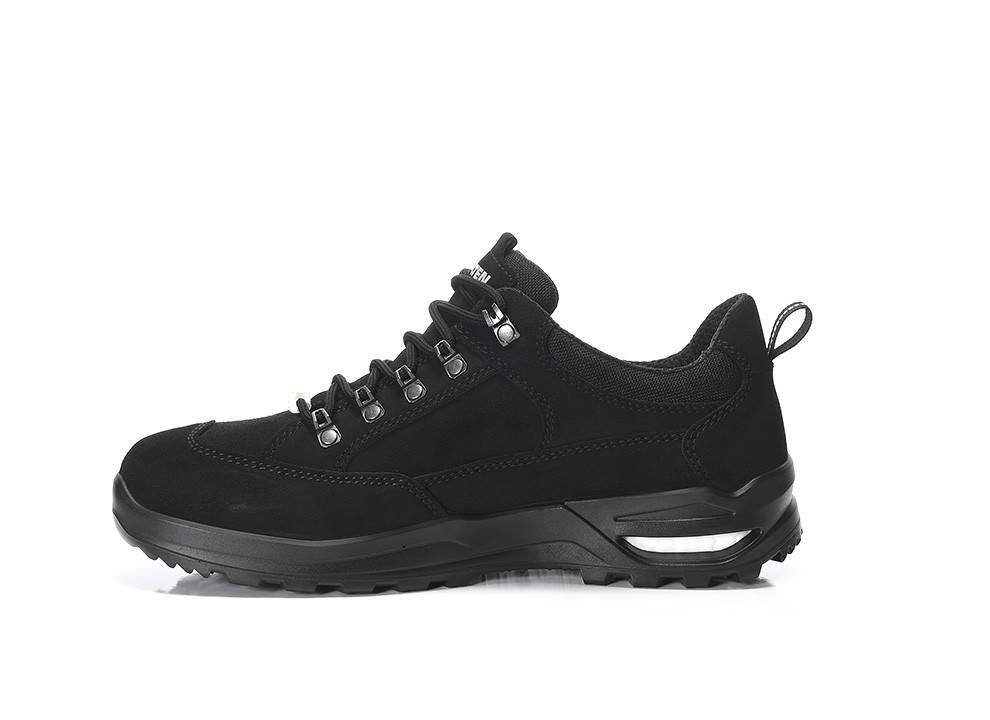Ein schwarzer Sportschuh mit robustem Design, ausgestattet mit Metalldurchgängen, dicken Schnürsenkeln und einer strukturierten Sohle, geeignet für Outdoor-Aktivitäten.