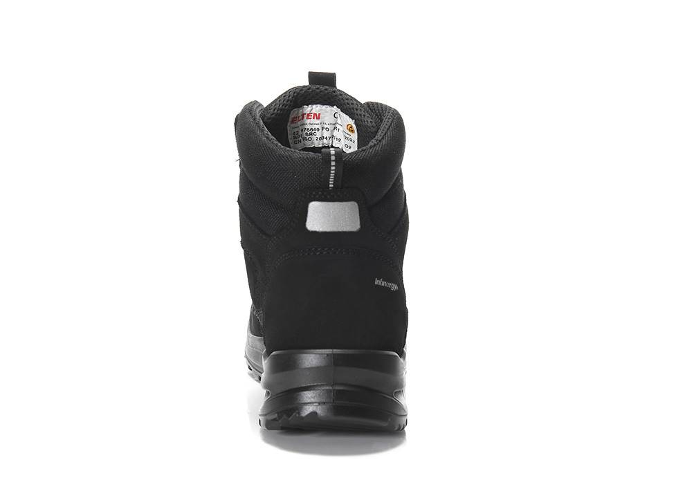 Ein schwarzer High-Top-Turnschuh mit sichtbarem Profil auf der Sohle, von hinten gezeigt. Er verfügt über einen reflektierenden Aufnäher und Markentext.
