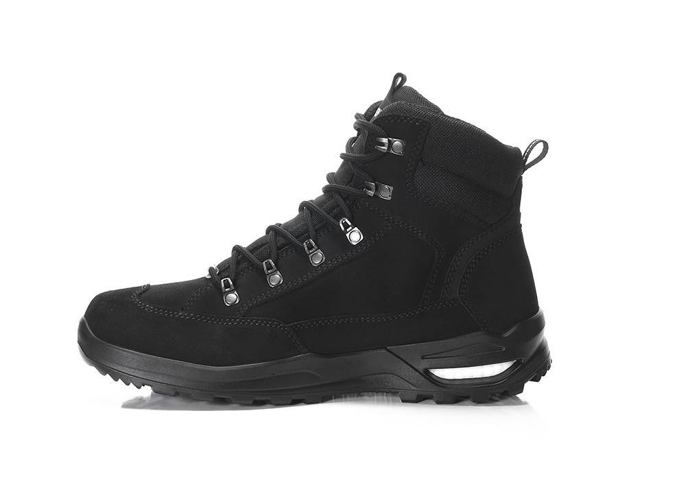 Ein schwarzer Wanderschuh mit hohem Schaft, robuster Sohle und Metallösen für Schnürsenkel, konzipiert für Outdoor-Aktivitäten und raues Gelände.