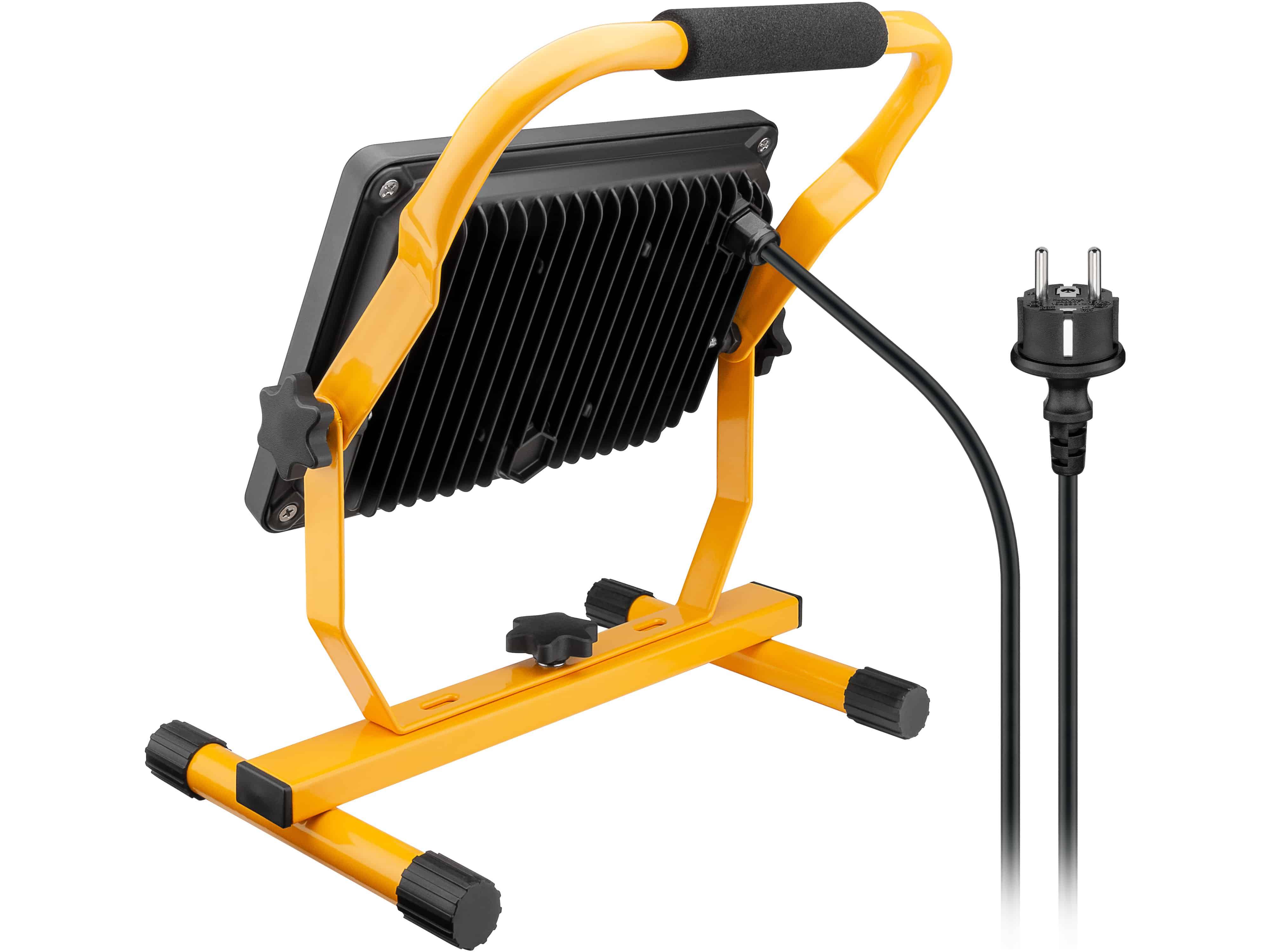 Eine tragbare gelbe LED-Arbeitsleuchte auf einem Ständer mit Griff und Stromkabel auf der rechten Seite.