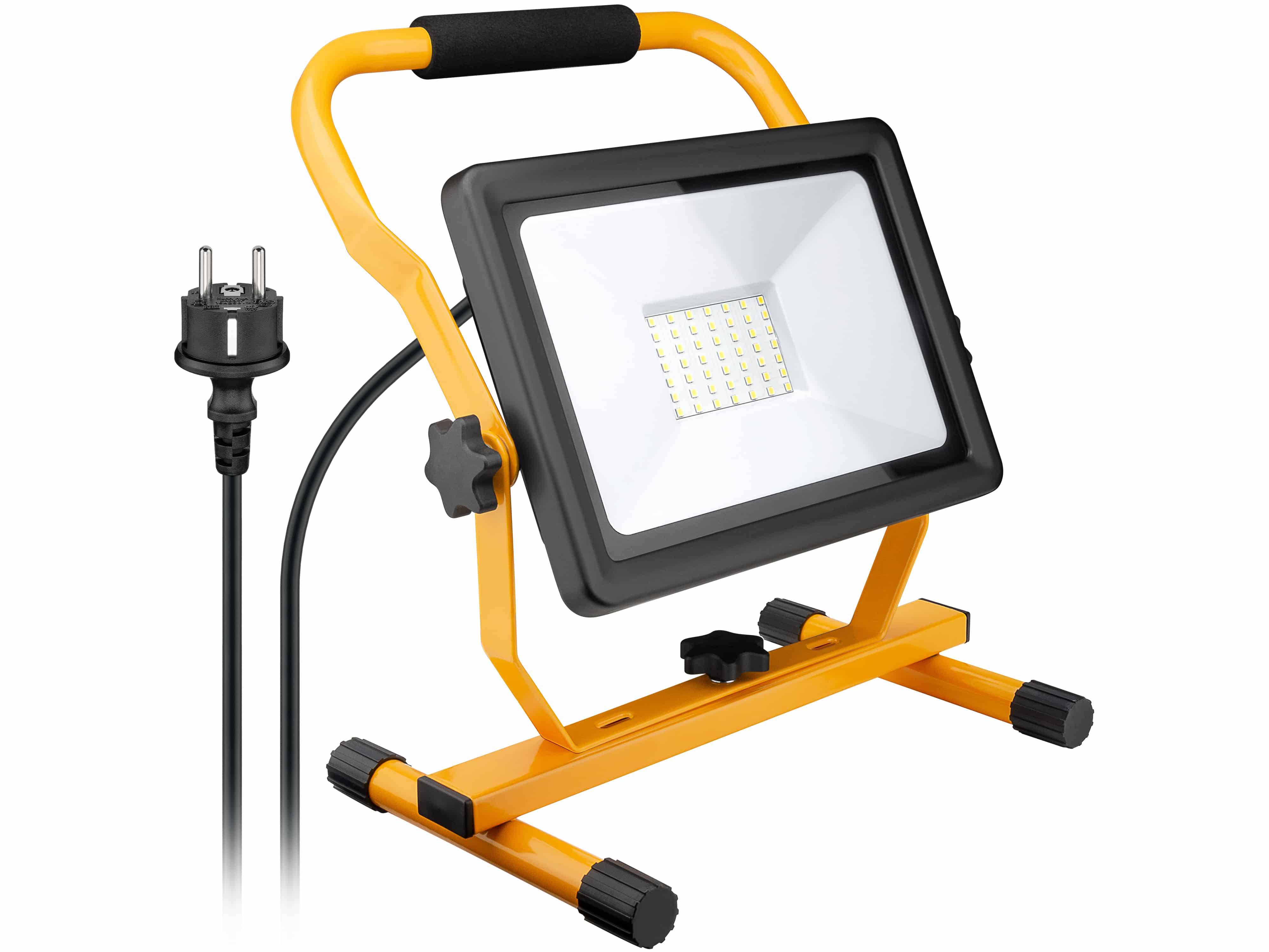 Eine tragbare, gelbe LED-Arbeitsleuchte mit schwarzem Griff und Stromkabel zum Einstecken, entwickelt für Bau- oder Werkstattbeleuchtung.
