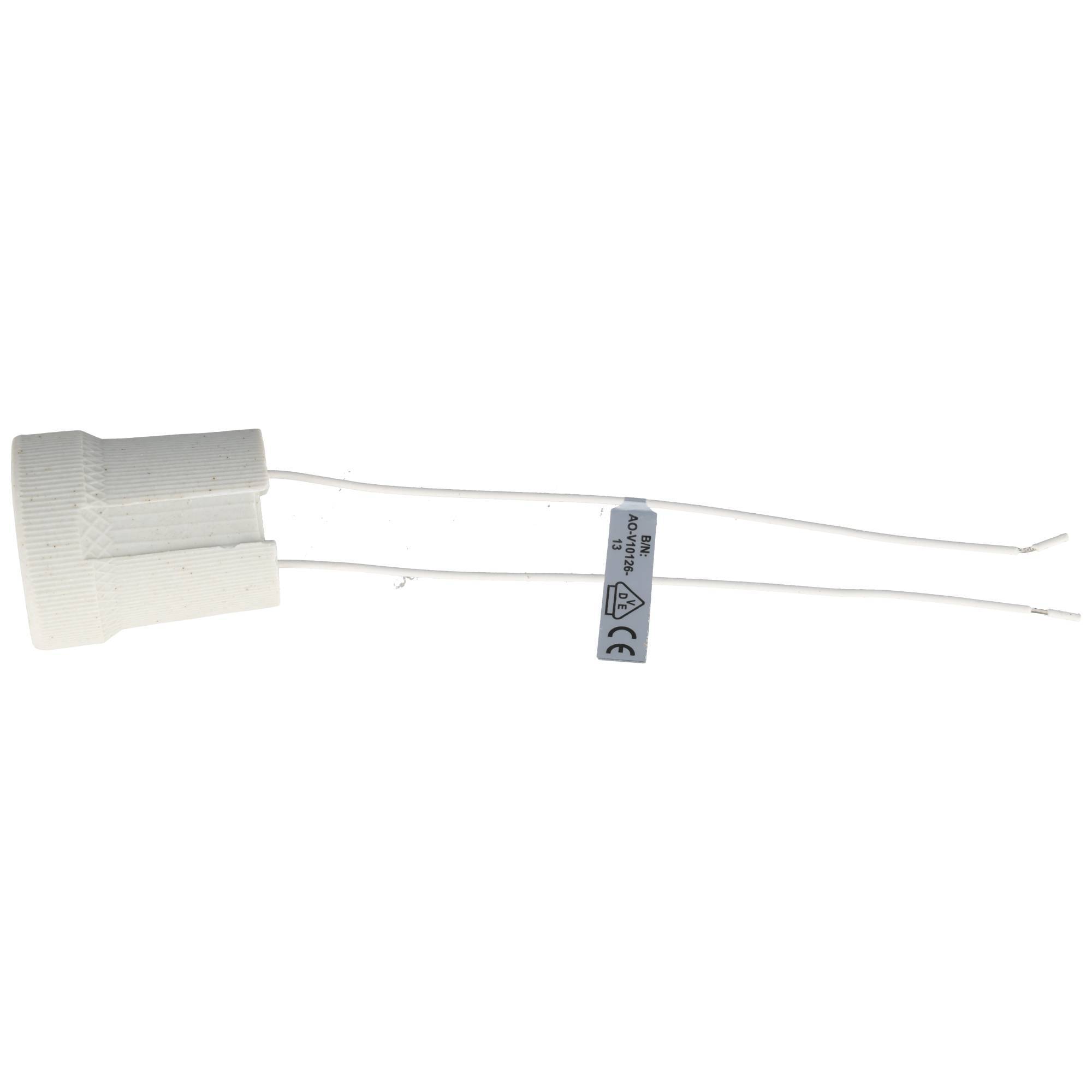 Weißer Elektrostecker mit zwei dünnen Drähten und einem kleinen Sicherheitsetikett auf einfachem Hintergrund.