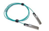 Zwei verbundene Glasfaser-Transceiver-Module mit türkisfarbenen Kabeln, die zwischen ihnen auf weißem Hintergrund aufgewickelt sind.
