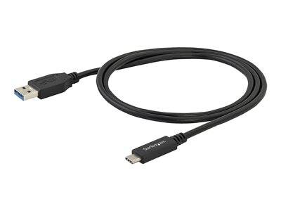Ein schwarzes USB-C zu USB-A Kabel mit dem Markennamen ‚Amazon Basics', der auf dem USB-C-Anschluss gedruckt ist.