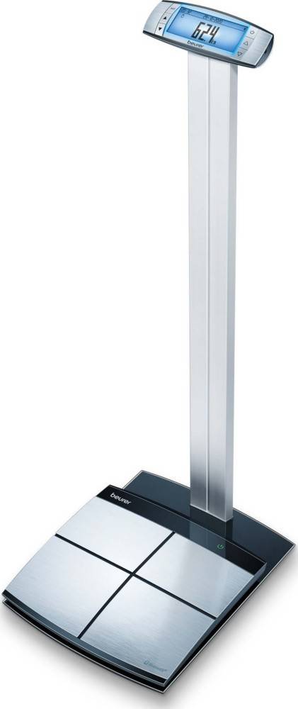 Eine hohe, aufrechte digitale medizinische Waage mit einer Messvorrichtung für die Körpergröße. Das Anzeigefeld der Waage ist an der Basis sichtbar.