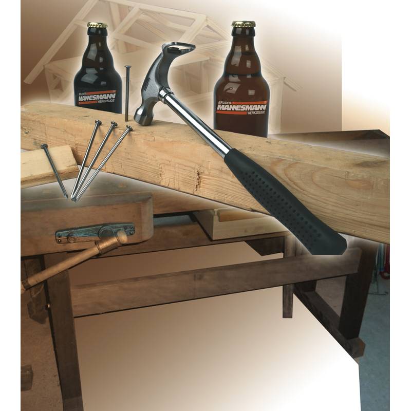 Ein Hammer und Nägel auf Holz, mit Mannesmann-Flaschen im Hintergrund, was auf Zimmerarbeiten hindeutet.