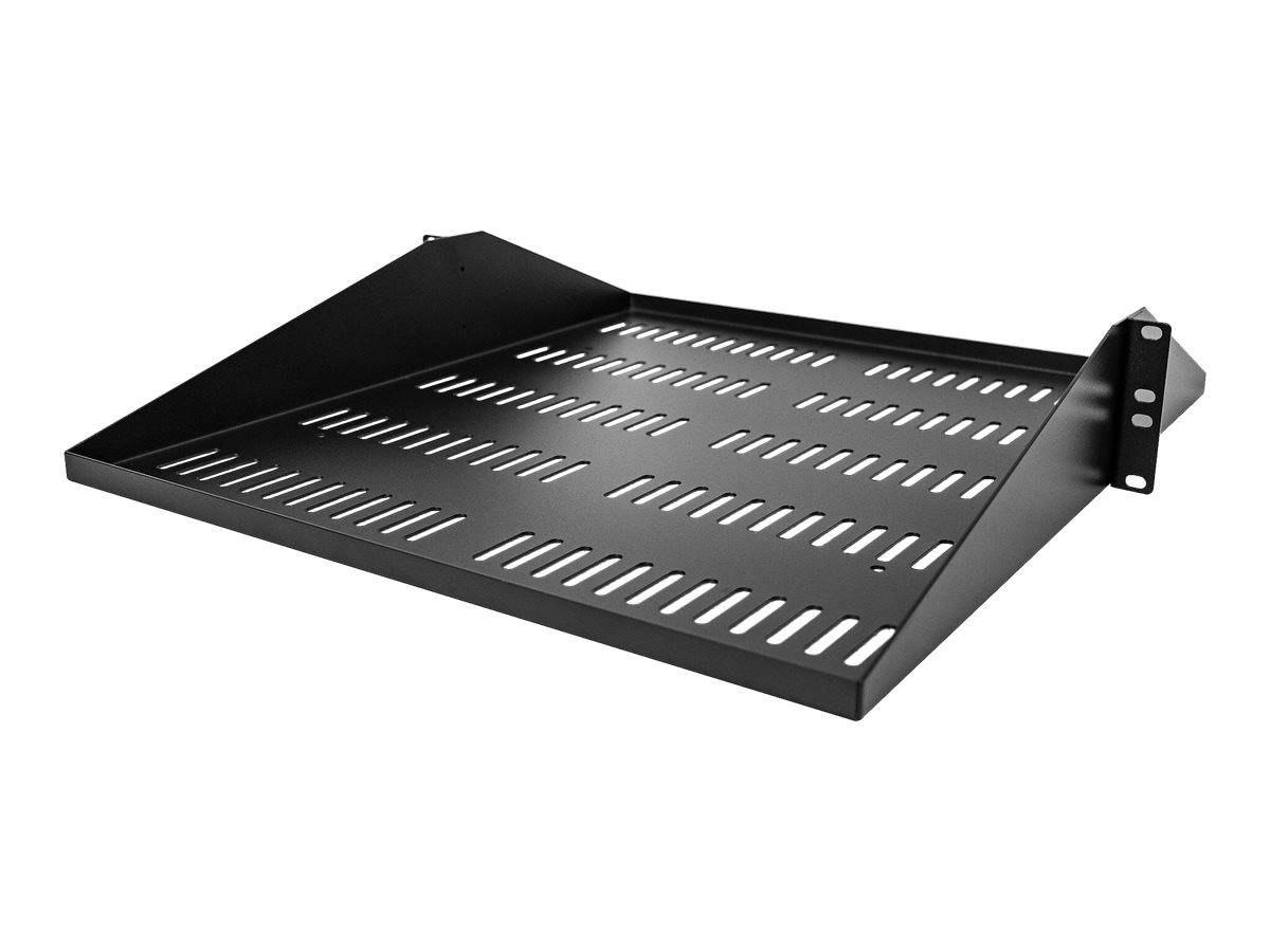 Schwarzes Metallregalfach mit Belüftung, Schlitzoberfläche und seitlichen Befestigungswinkeln, dargestellt auf weißem Hintergrund.