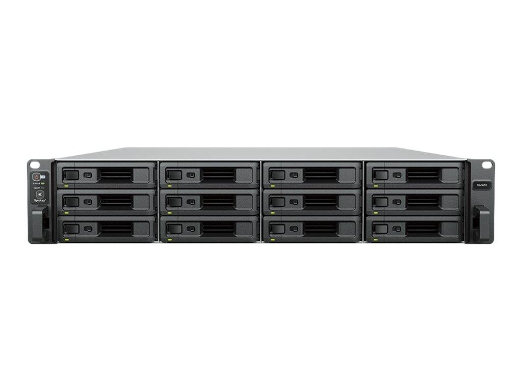 Vorderansicht eines Rack-Speicherservers mit zwölf Hot-Swap-Laufwerkschächten und Frontsteuerfeld auf weißem Hintergrund