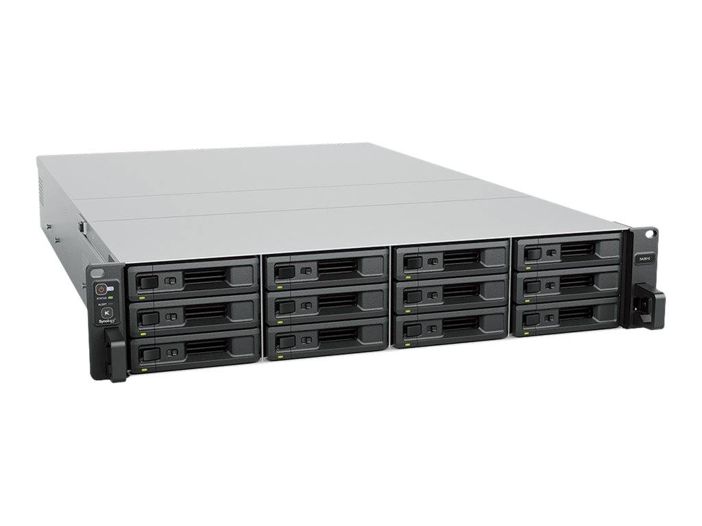 Rack-montierter Speicherserver mit zwölf Hot-Swap-Laufwerkschächten und Frontsteuerfeld auf weißem Hintergrund