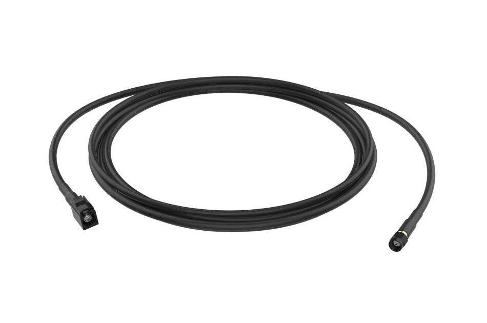 Schwarzes aufgerolltes Kabel mit Steckern an beiden Enden, auf weißem Hintergrund dargestellt.