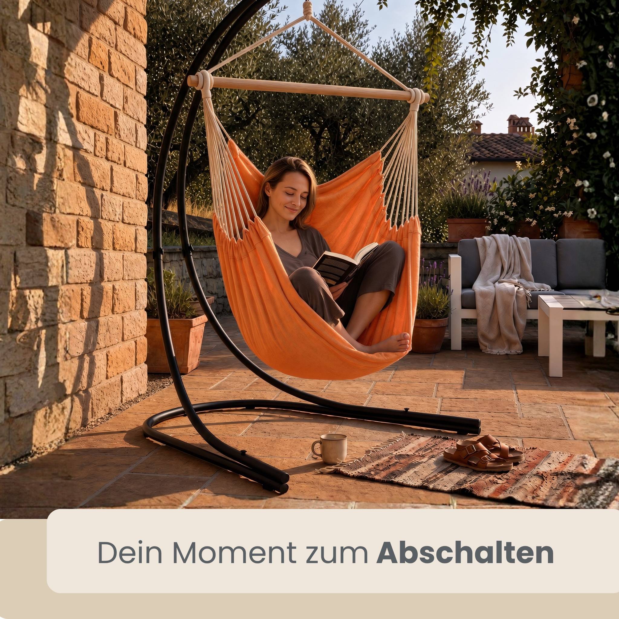 Frau entspannt sich in einem orangefarbenen Hängesessel auf einer Terrasse und liest ein Buch; der Anzeigentext darunter lautet „Dein Moment zum Abschalten