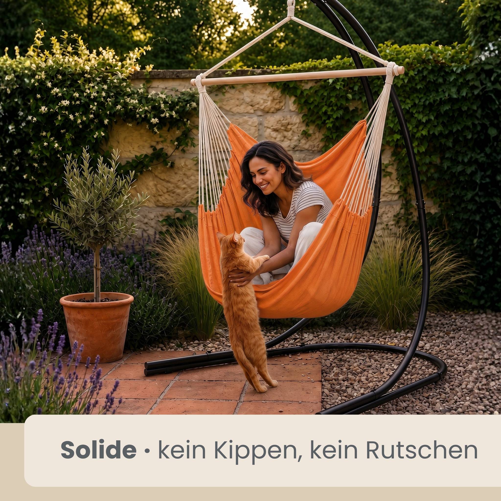 Frau sitzt in einer orangefarbenen Hängematte in einem Garten und lächelt eine orangefarbene Katze an, die zu ihr hochreicht; die Bildunterschrift lautet „Solide • kein Kippen, kein Rutschen