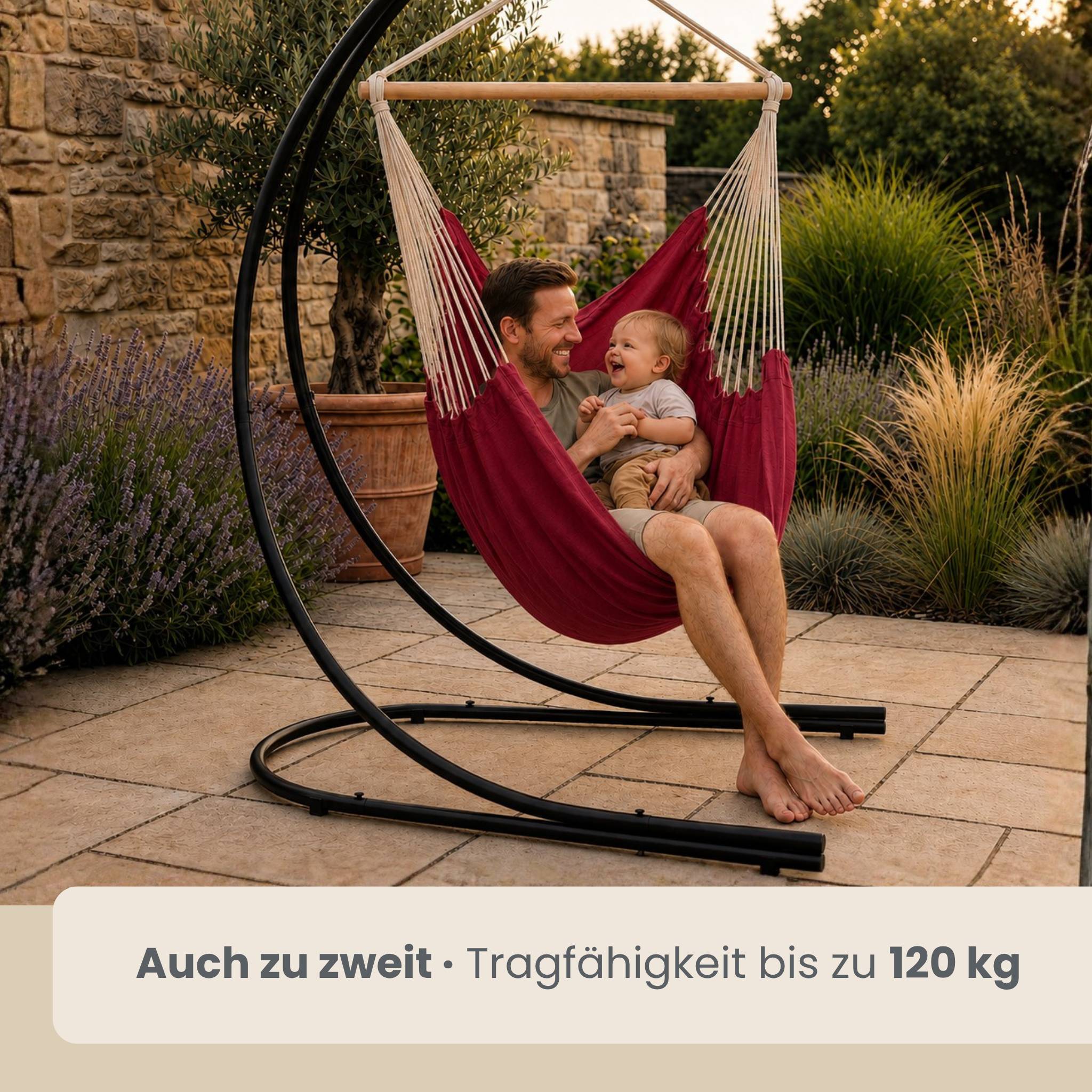Ein Mann und ein lächelndes Baby sitzen zusammen in einem hängenden Hängesessel im Freien; die Beschriftung lautet „Auch zu zweit