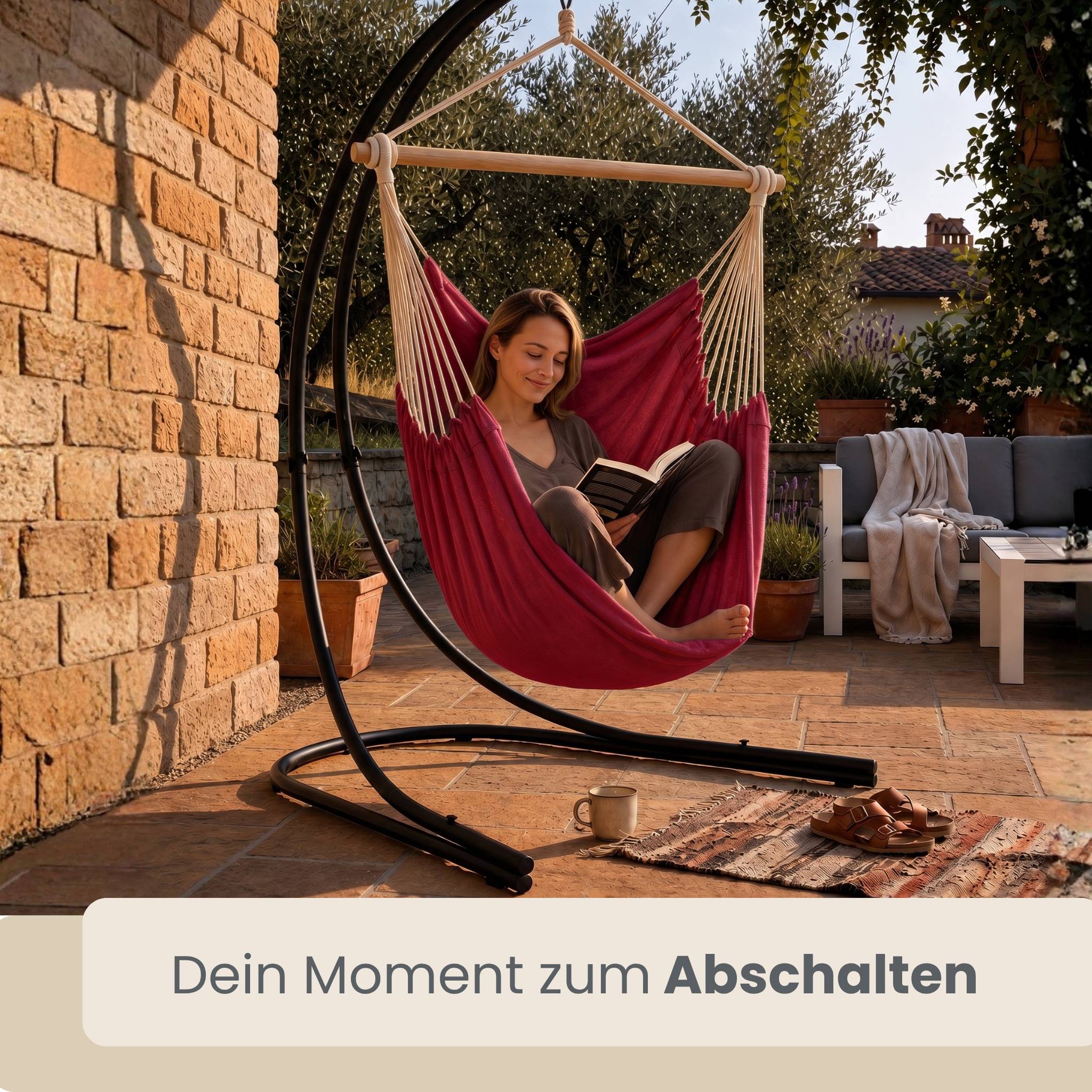 Eine Frau, die in einem rosa Hängemattensessel auf einer sonnigen Terrasse liest, mit einer Tasse, einem Teppich und Lounge-Möbeln in der Nähe; die Beschriftung sagt „Dein Moment zum Abschalten