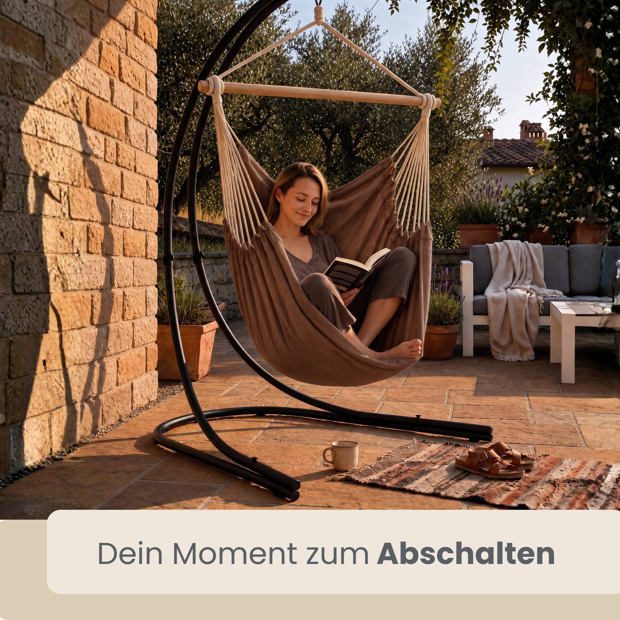 Eine Frau entspannt sich und liest ein Buch in einem Hängesessel auf einer sonnigen Terrasse; die Bildunterschrift lautet „Dein Moment zum Abschalten
