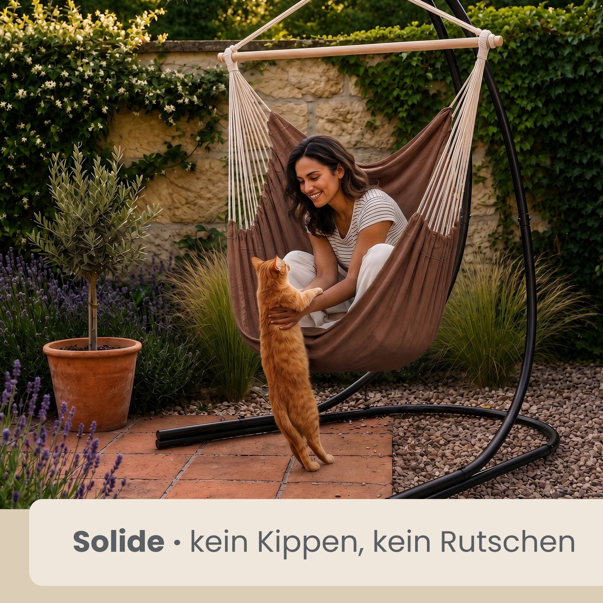 Frau lächelt in einer Gartenhängematte, während eine orange Katze aufsteht, um sie zu erreichen; die Beschrift lautet „Solide • kein Kippen, kein Rutschen