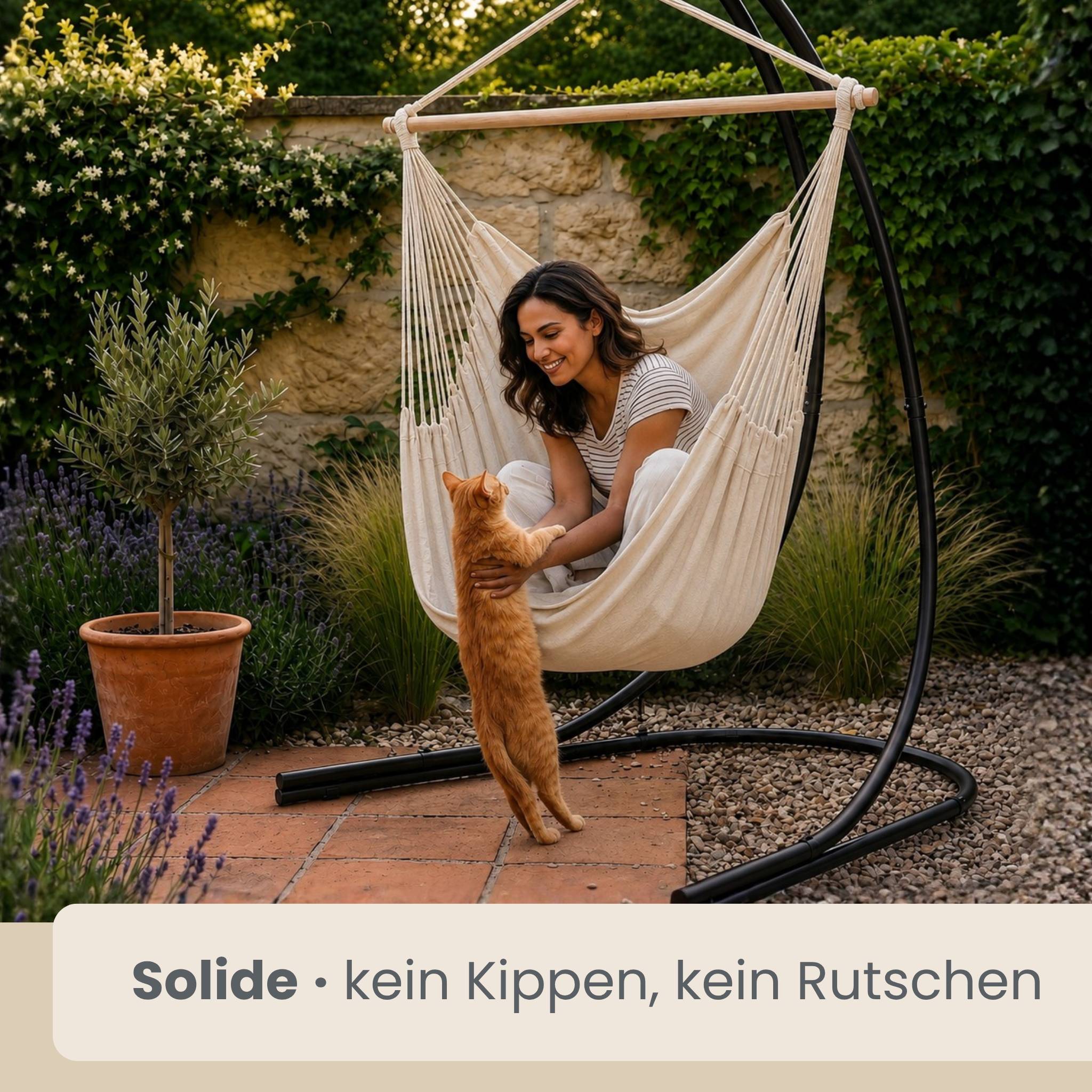 Frau, die in einem hängenden Hängesessel lächelt, greift nach einer orangefarbenen Katze in einem Garten; Banner liest „Solide • kein Kippen, kein Rutschen