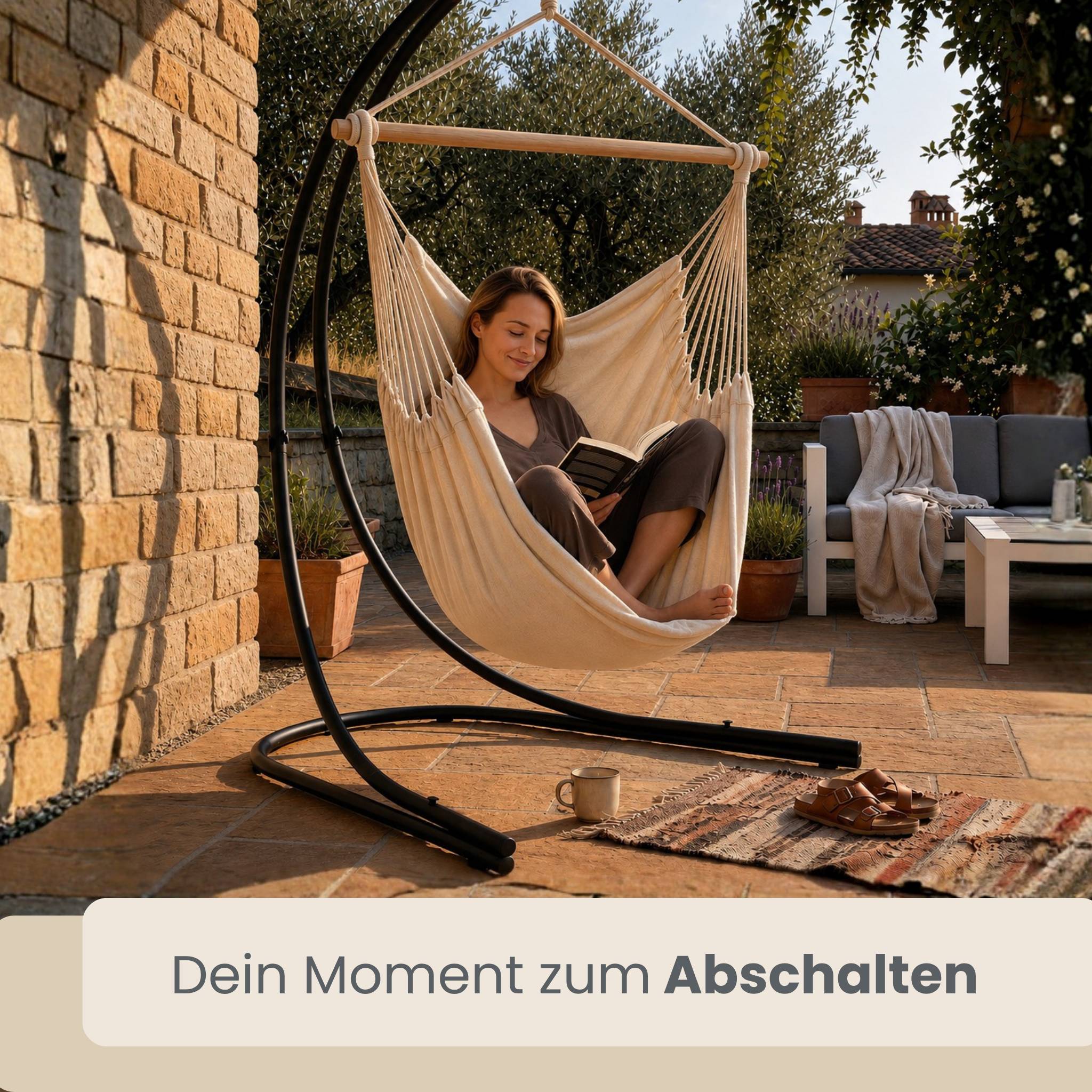 Frau, die in einem Hängesessel auf einer sonnigen Terrasse liest; die Unterschrift sagt „Dein Moment zum Abschalten