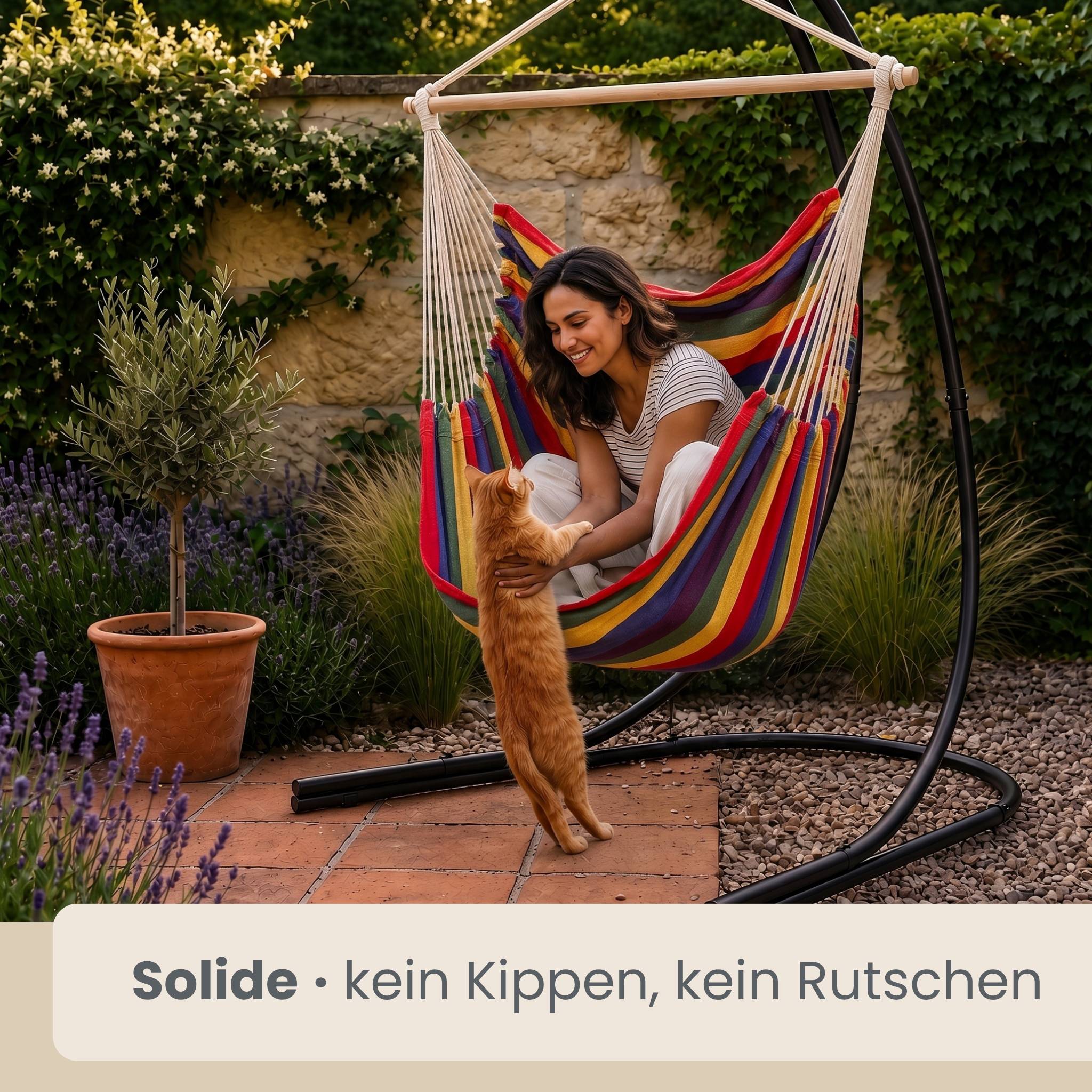 Frau, die in einem bunten hängenden Hängemattensessel lächelt, während sie eine orange Katze im Garten streichelt; die Bildunterschrift lautet „Solide • kein Kippen, kein Rutschen
