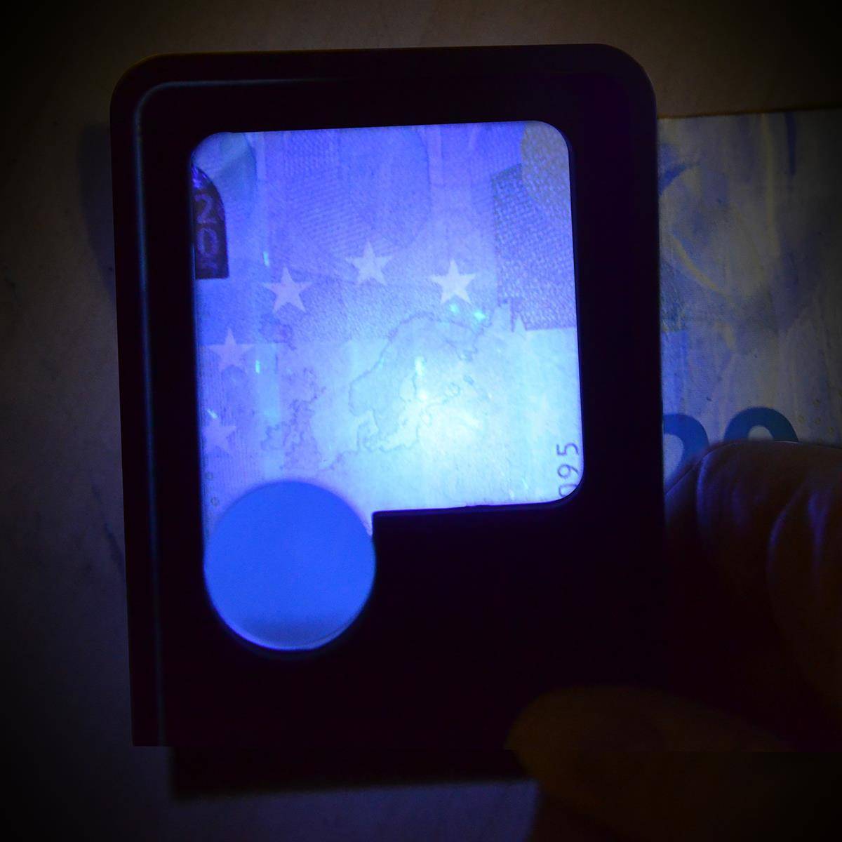 eyepower LED-Taschenlupe Klapplupe | 2 LED Kaltweiß 1 UV-LED | 2.5fache / 7fache Vergrößerung | Schwarz gummierte Oberfläche