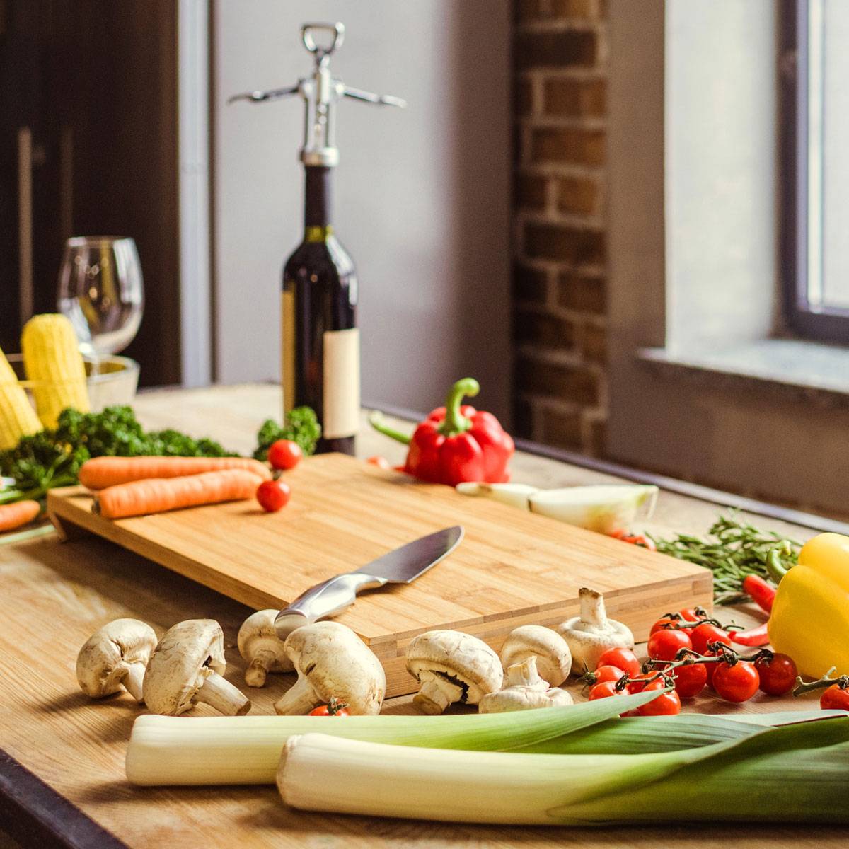 Bambus Schneidebrett - 49x37x8 cm mit Edelstahl Auffangschale - Holz Brett Natur