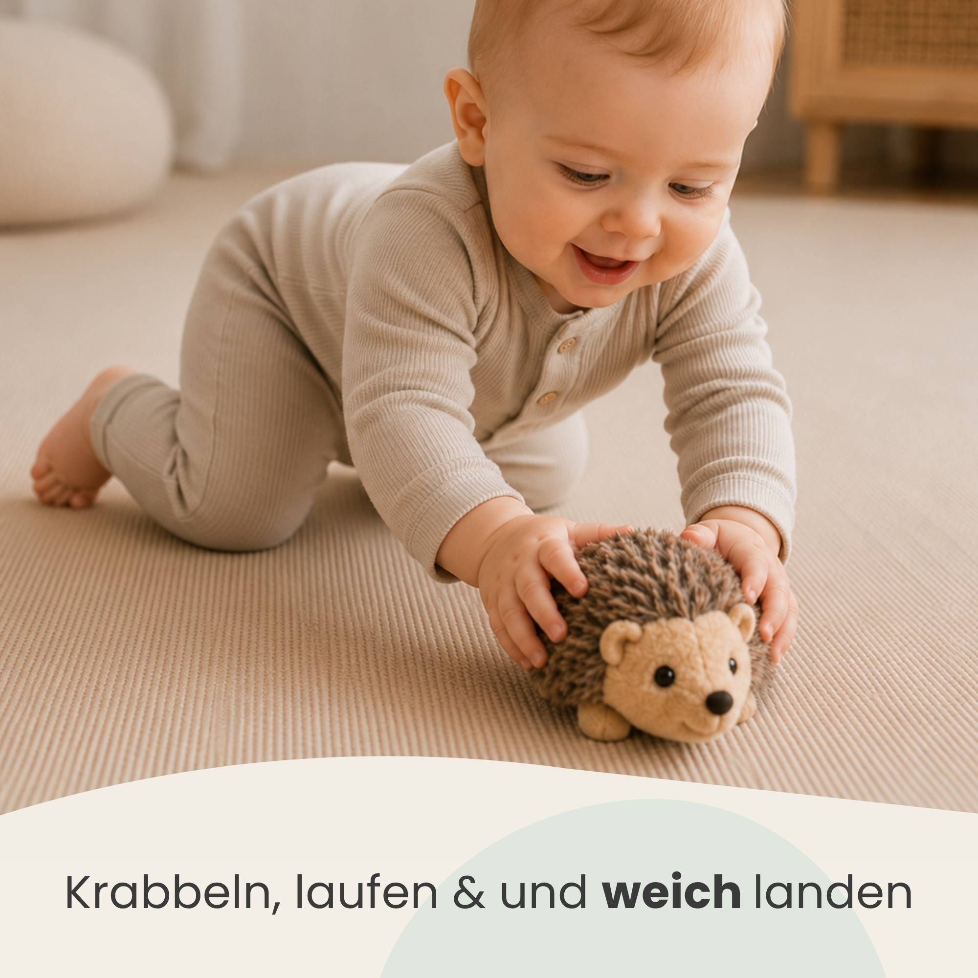 Lächelndes Baby in einem beigen Einteiler krabbelt auf einem Teppich und schiebt ein weiches Igel-Spielzeug; deutscher Text lautet „Krabbeln, laufen & und weich landen