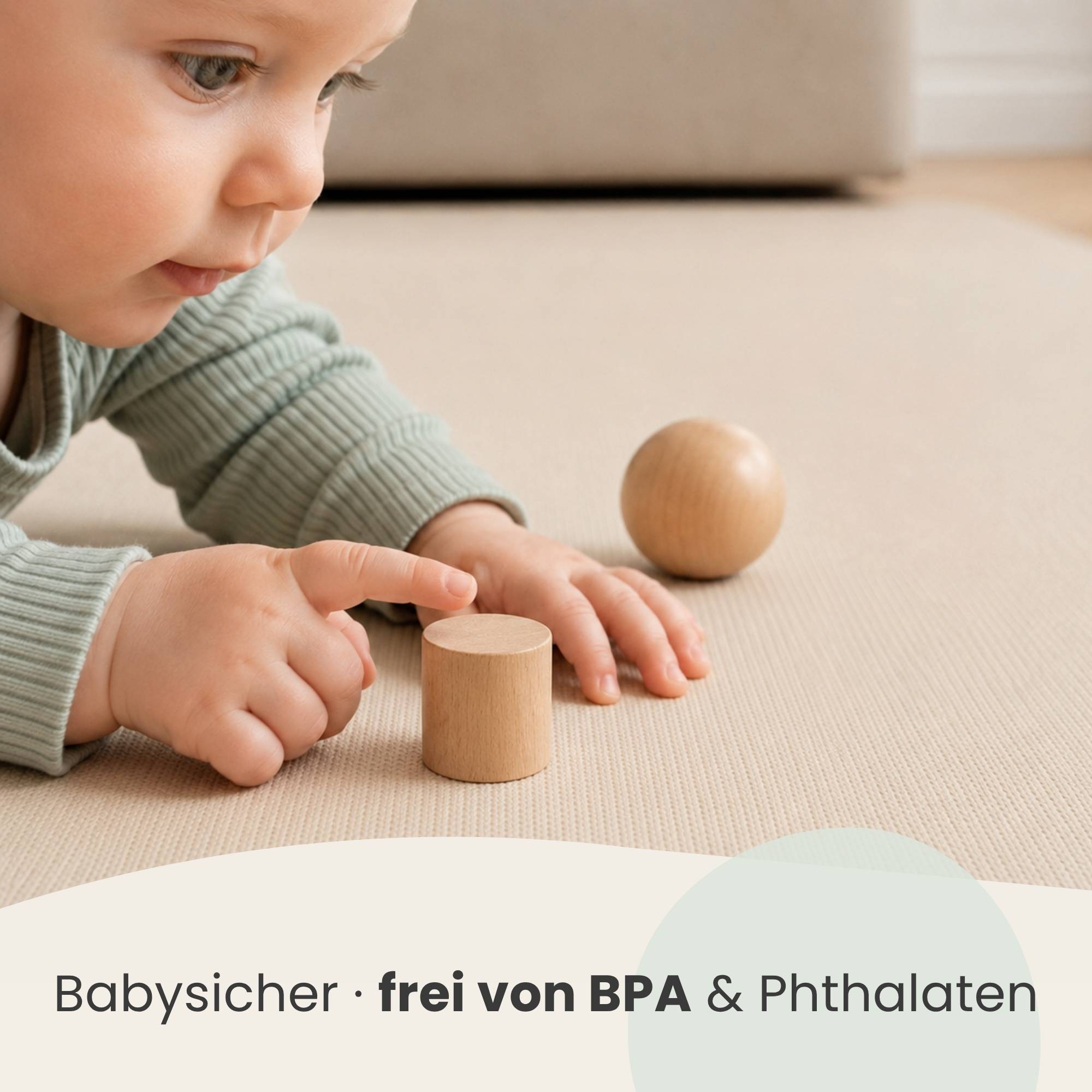 Baby erkundet Holzspielzeugteile auf einer Matte; der Text besagt „Babysicher · frei von BPA & Phthalaten