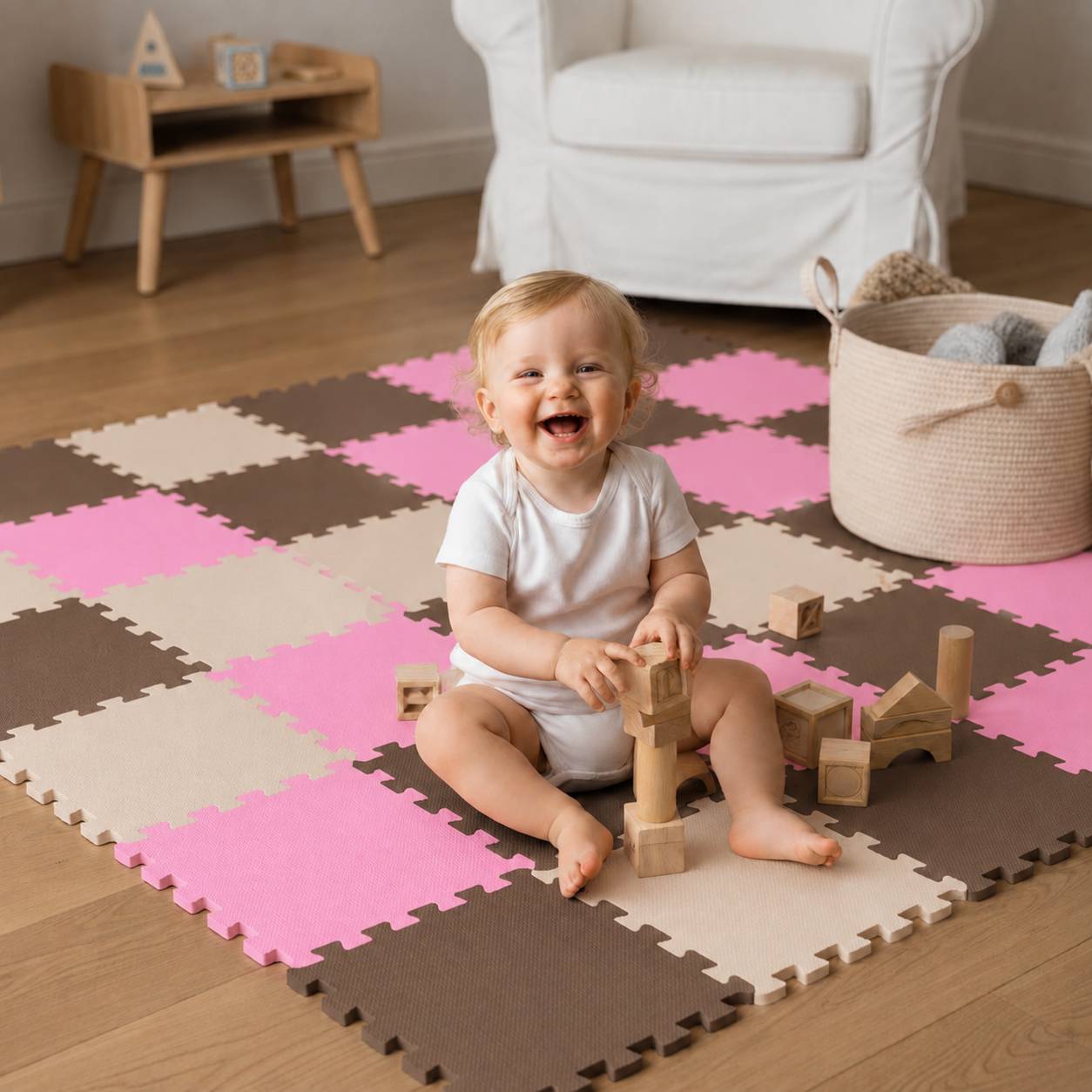 Lächelndes Kleinkind sitzt auf einer Schaumstoff-Spielmatte und stapelt Holzbausteine in einem hellen Kinderzimmer mit einem Stuhl und einem Spielzeugkorb in der Nähe.