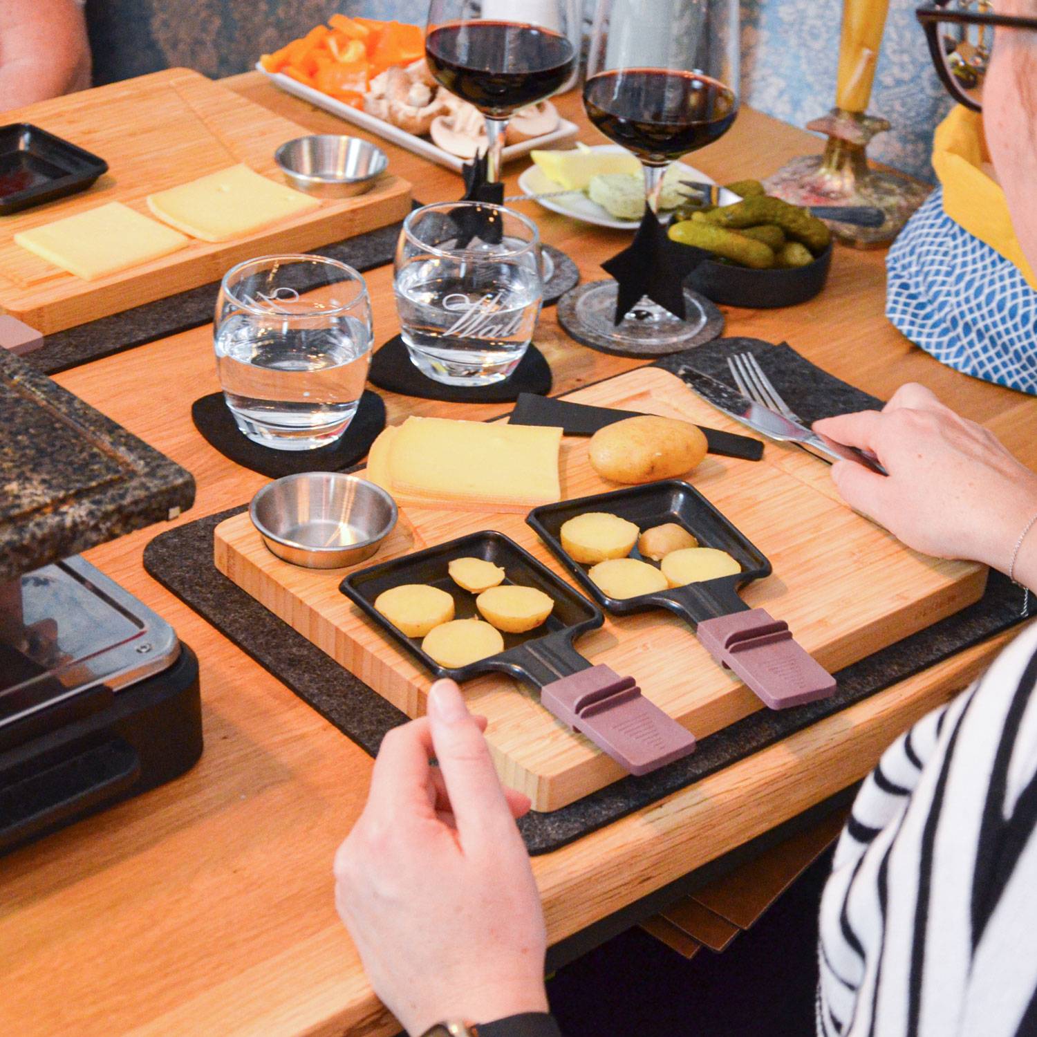 2 Personen Raclette Teller Set - 30x25 Raclette Brettchen Pfännchen Untersetzer