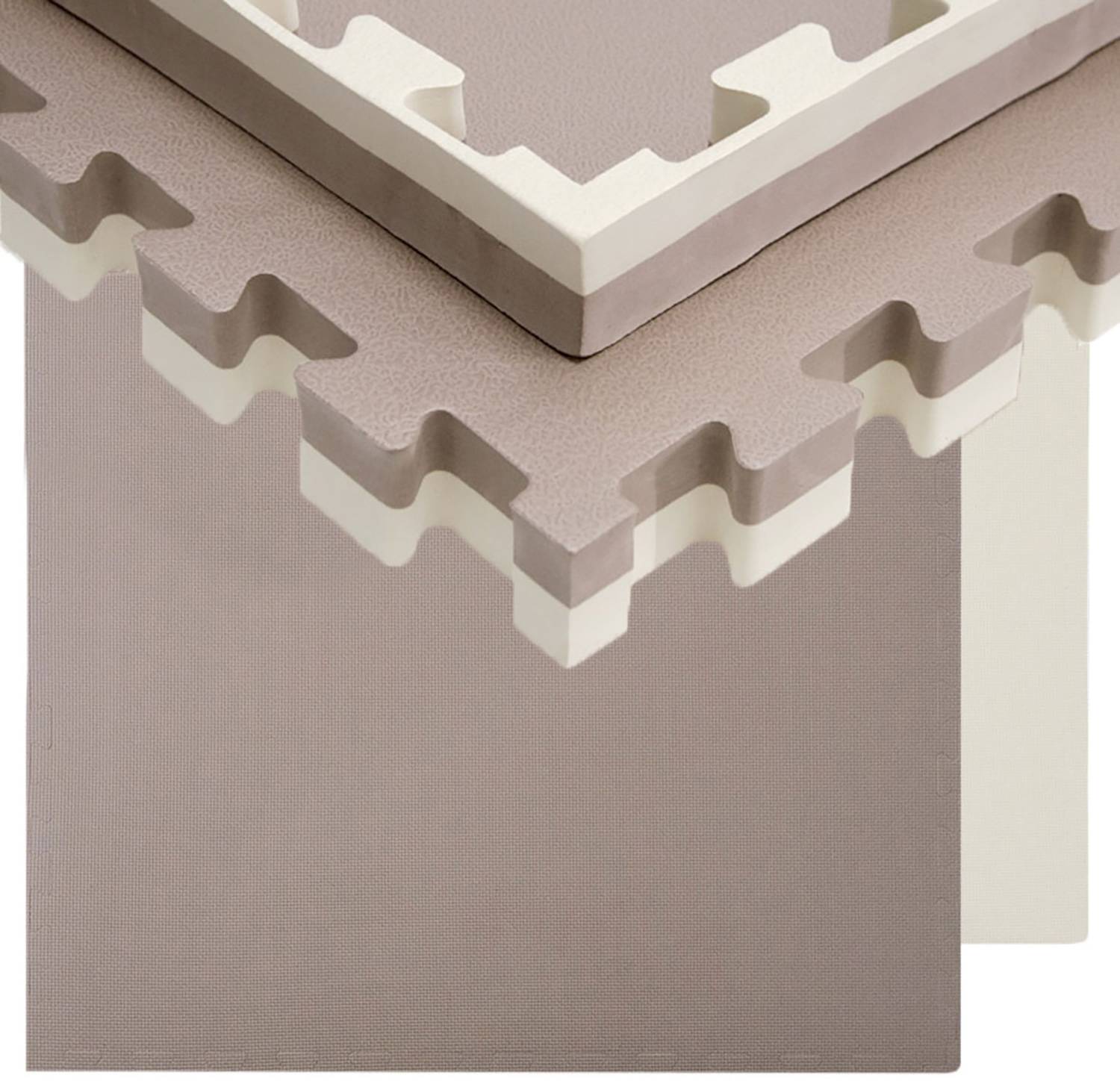 Nahaufnahme von geschichteten, ineinander greifenden Schaumstoff- oder Puzzlematten in Beige und Creme, zeigt abgeschrägte Kanten und ausgeschnittenes Eckendesign.
