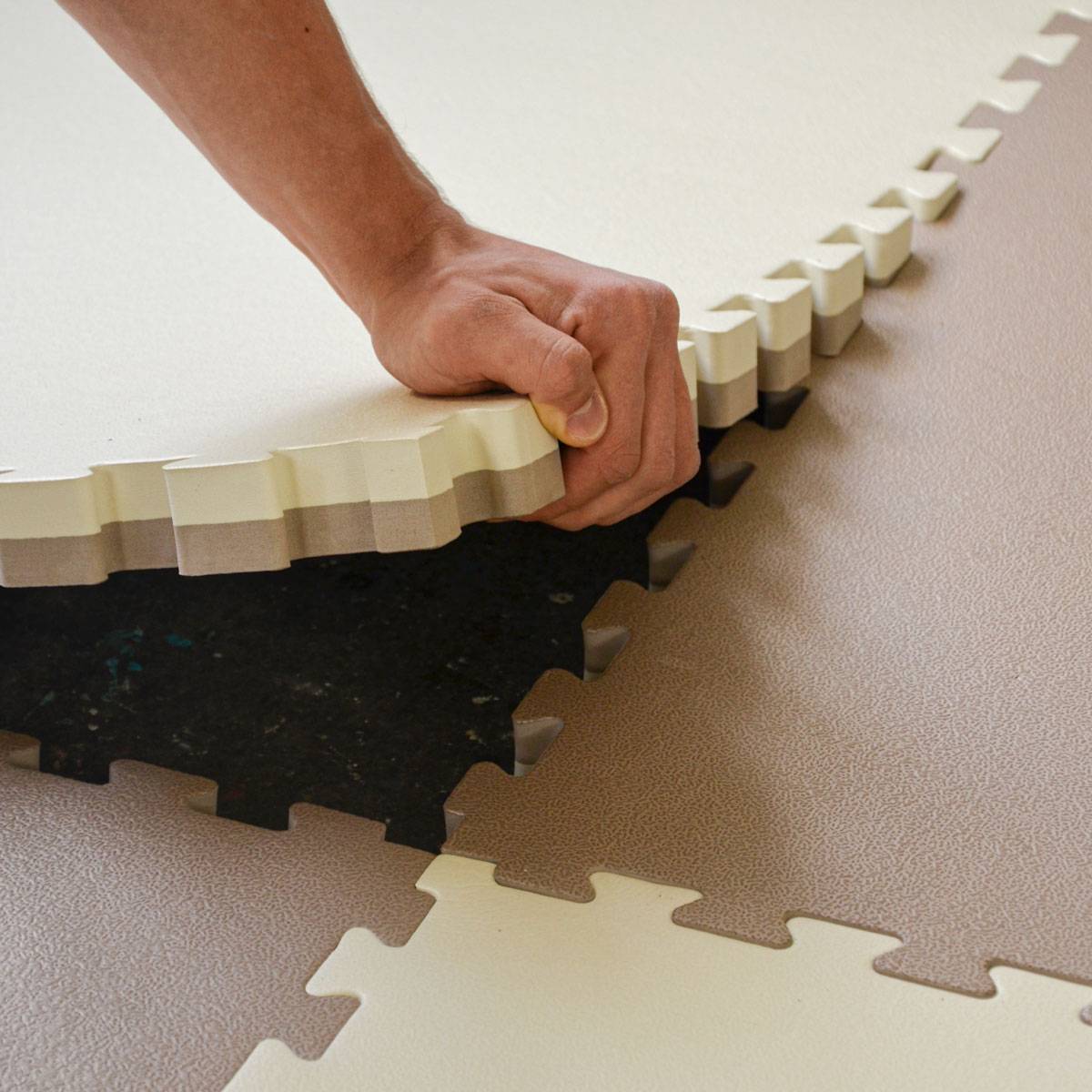 4cm dick: 1.6qm Fitnessmatte zum Wenden - 2 Trainingsmatten 90x90 Matte mit Rand