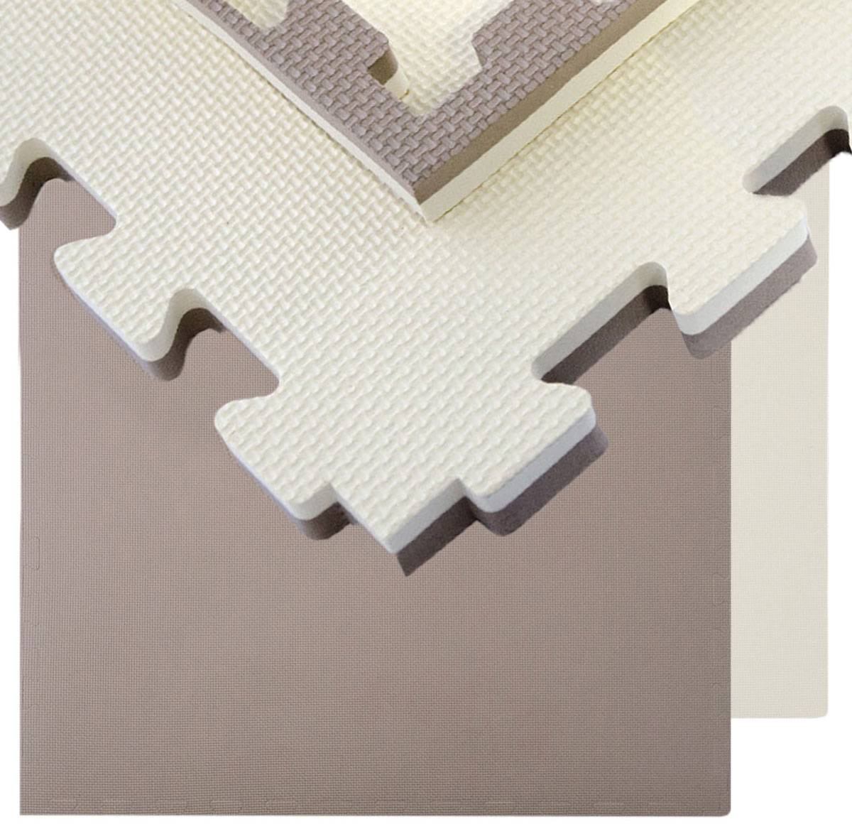 Nahaufnahme von ineinandergreifenden Schaumstoff-Bodenmatte in Weiß und Grau, zeigend Puzzleteil-Kanten und strukturierte Oberflächen.
