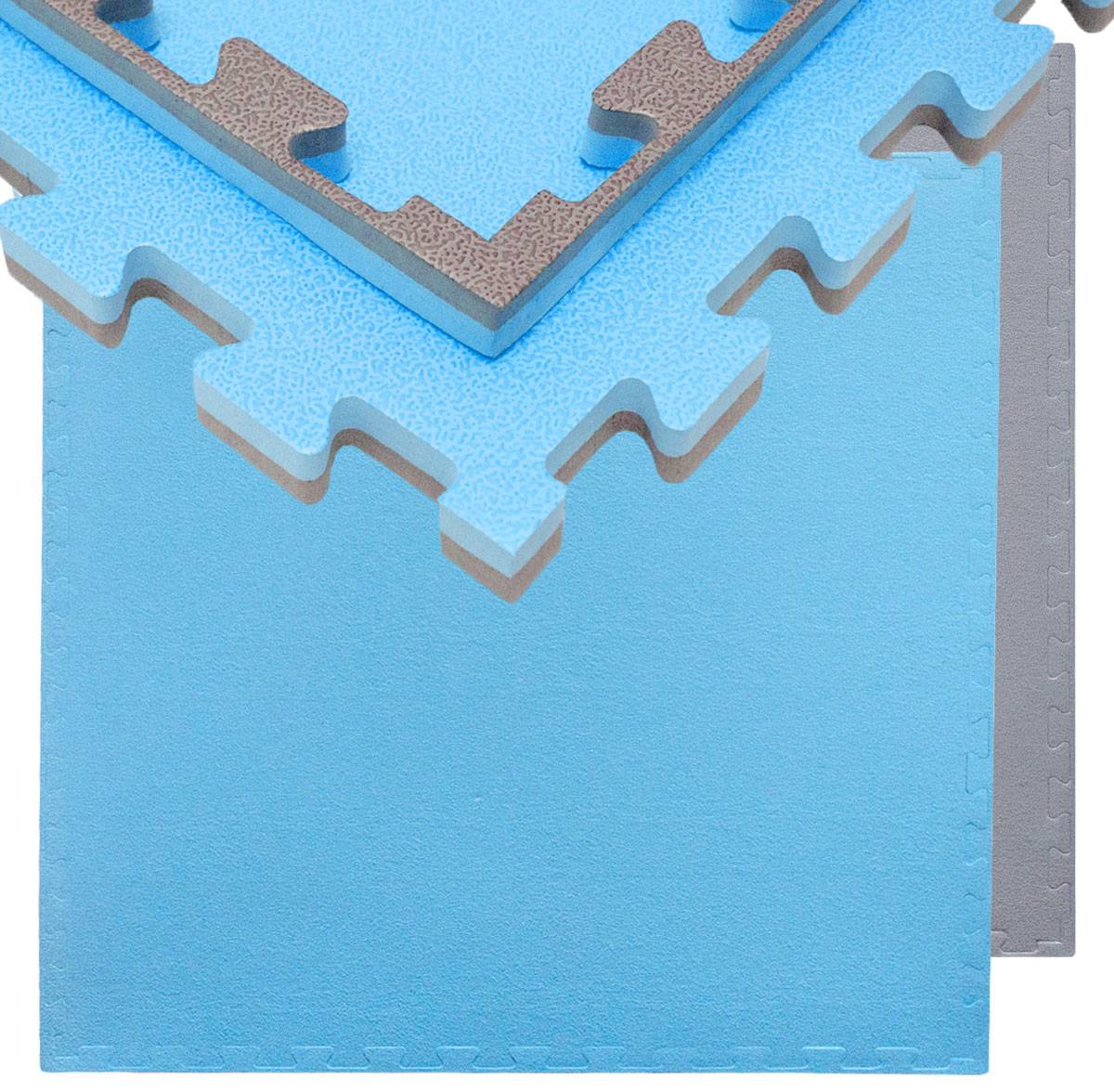 Nahaufnahme von ineinander greifenden blauen und grauen Puzzleteilen, die eine Ecke bilden und auf Zusammenbau, Teamarbeit oder Problemlösung hindeuten.