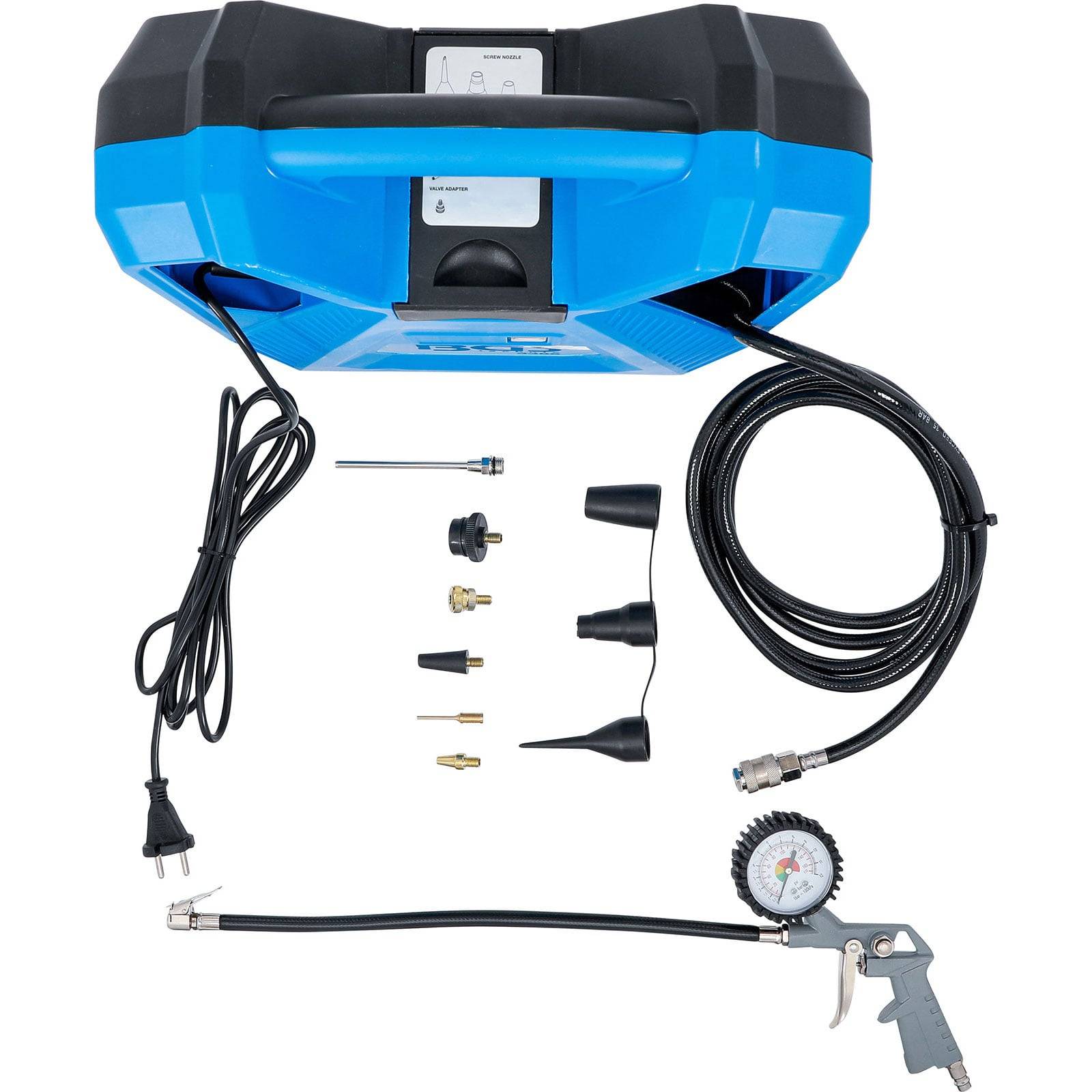 Tragbares Luftkompressor-Set mit blauem Gehäuse, das ein Netzkabel, verschiedene Düsen und einen Druckmesser mit Schlauch und Düse umfasst.