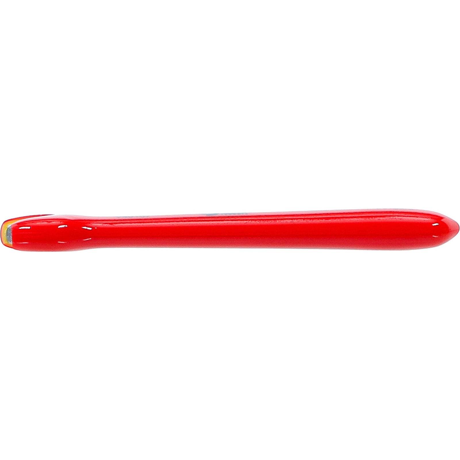 Eine einzelne, gerade rote Paprika vor einem weißen Hintergrund.