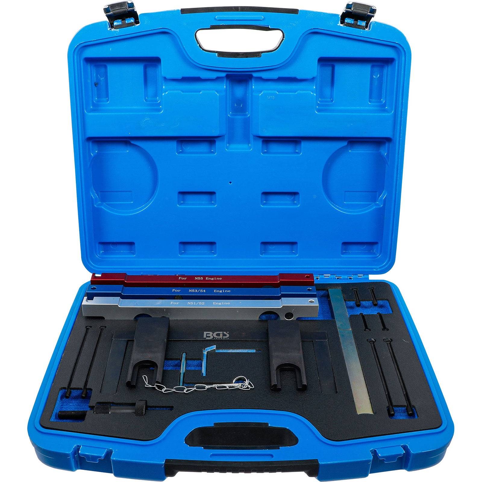 Eine blaue Werkzeugbox, geöffnet und ausgestattet mit verschiedenen Werkzeugen zur Motorsteuerung, die in Schaumstoffeinlagen sorgfältig sortiert sind und für Wartungsaufgaben am Motor verwendet werden.