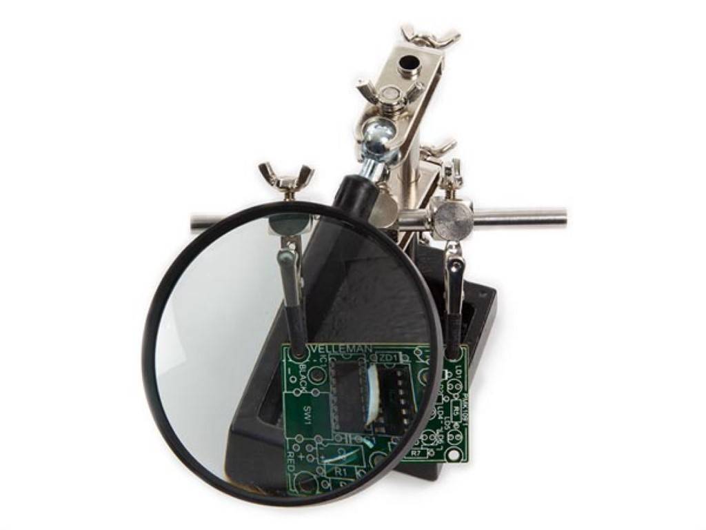 DRITTE HAND MIT LUPE