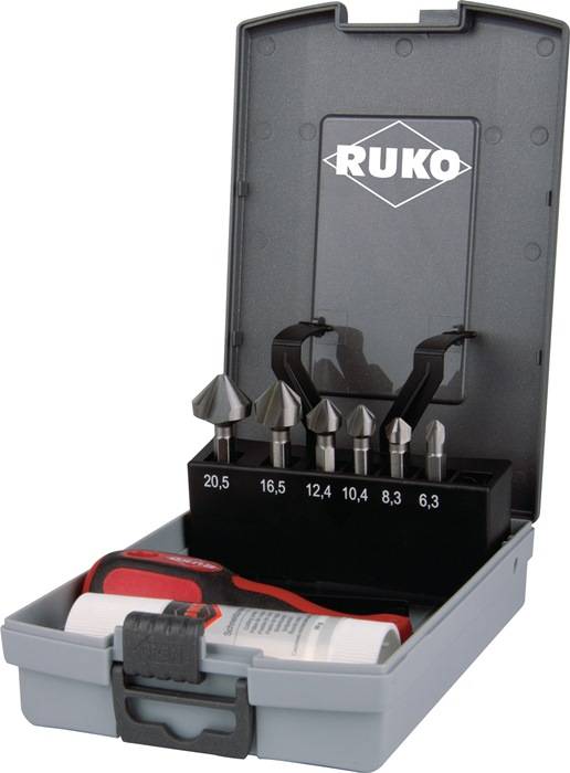 RUKO Bohrmeißel-Koffer mit sechs Metallbohrergetrieben mit Etiketten von 6,3 bis 20,5 und Zubehör in einem grauen Tragebox.