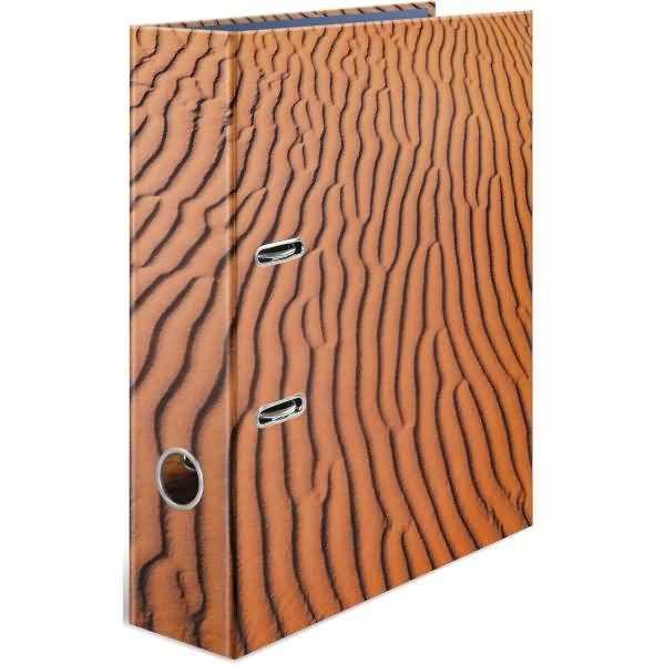 Orange-farbiger Ordner mit Holzmaserung und zwei Metallfingerlocher sowie sichtbarem Rücken, auf weißem Hintergrund dargestellt.