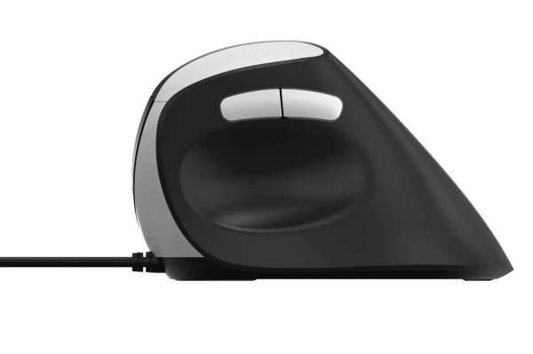 Seitenansicht einer schwarzen und silbernen ergonomischen Computermaus mit angeschlossenem Kabel auf weißem Hintergrund.