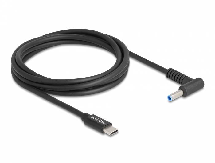 Aufgerolltes schwarzes USB-C-Kabel mit Winkelstecker und Barrel-Stromstecker auf weißem Hintergrund.