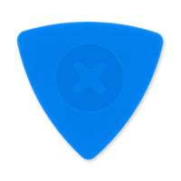 Blaues dreieckiges Gitarrenplektrum mit einem erhabenen X-Symbol in der Mitte auf weißem Hintergrund.