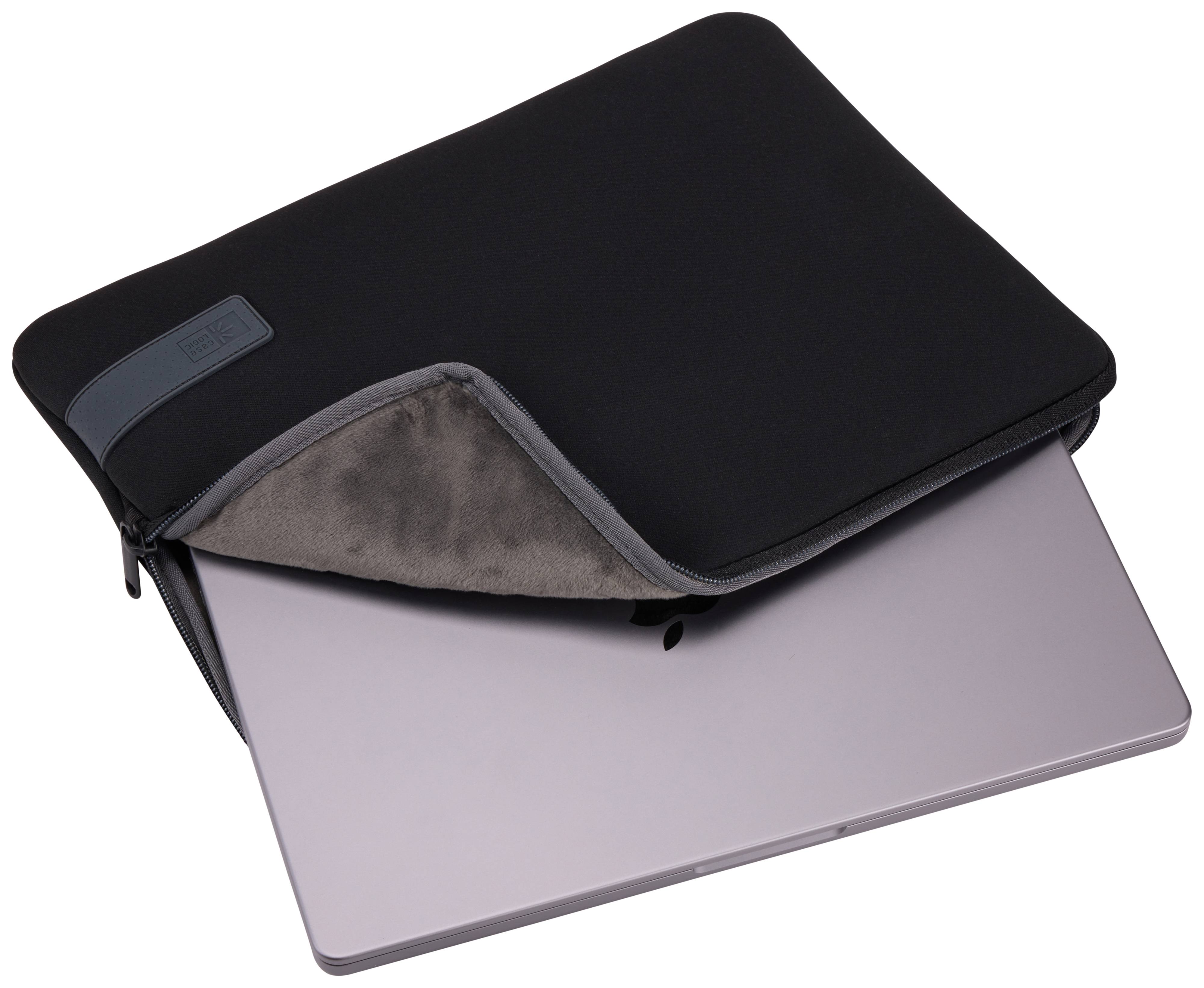 Tragbarer Computer in einer schwarzen Schutzhülle, die teilweise offen ist und einen silbernen Laptop auf weißem Hintergrund zeigt.