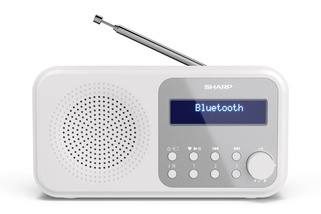 Tragbares weißes SHARP-Radio mit ausgefahrener Antenne, auf Bluetooth eingestellt, mit sichtbarem Lautsprechergitter, kleinen Bedienschaltflächen und Lautstärkeregler