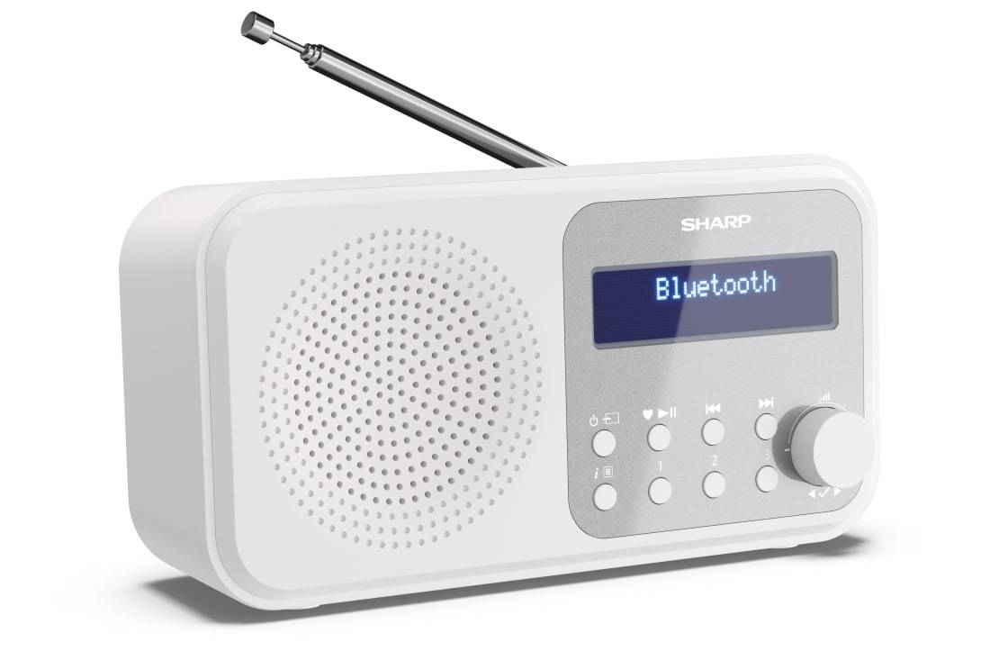 Tragbares Sharp-Radio mit ausfahrbarer Antenne und Lautsprechergitter; Display zeigt „Bluetooth