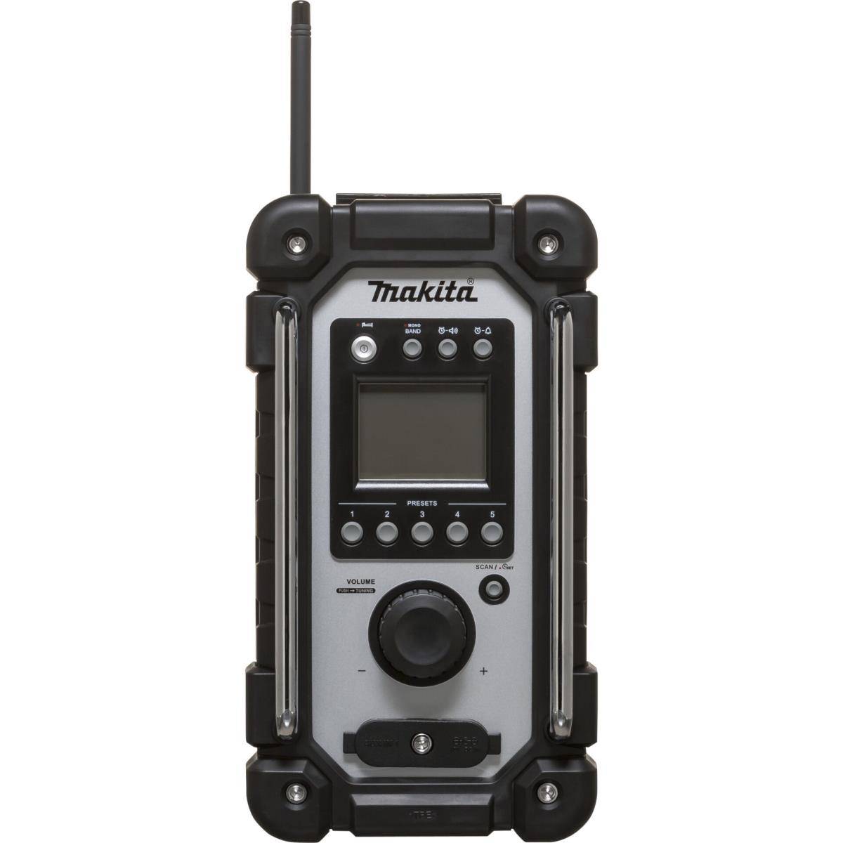 Makita robustes tragbares Radio mit Antenne, Display, Tasten und großem Lautstärkeregler auf weißem Hintergrund.