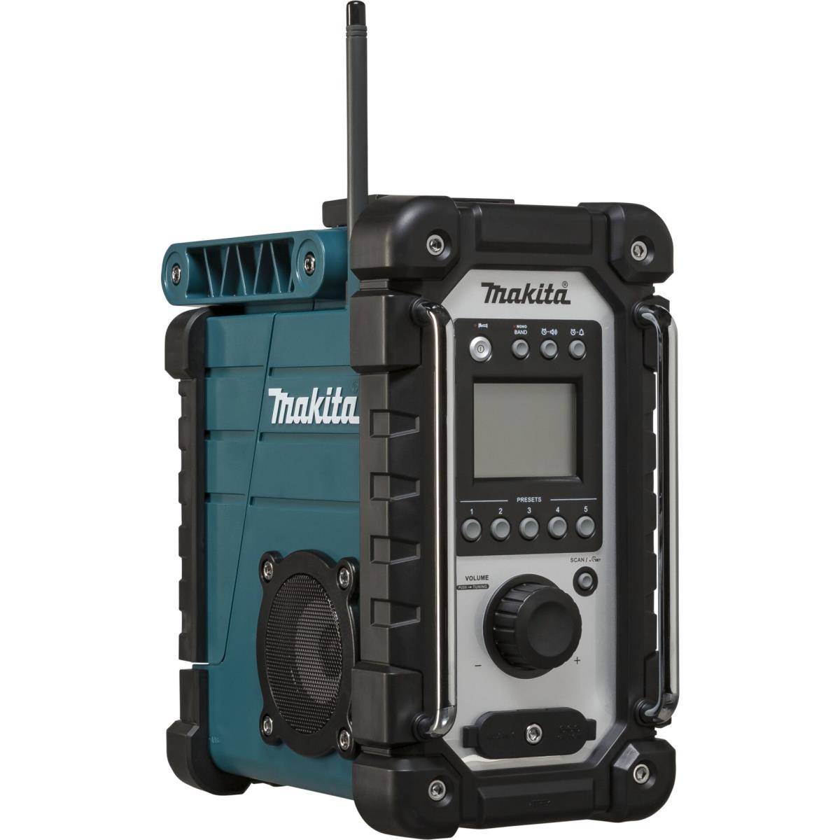 Makita-Baustellen-Radio mit Antenne, digitaler Anzeige, Lautsprechergitter und Bedienungsknöpfen in einem robusten Schutzgehäuse.