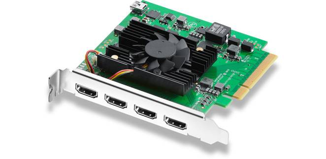PCIe-Grafikkarte mit Kühlventilator und vier HDMI-Anschlüssen auf der Halterung.