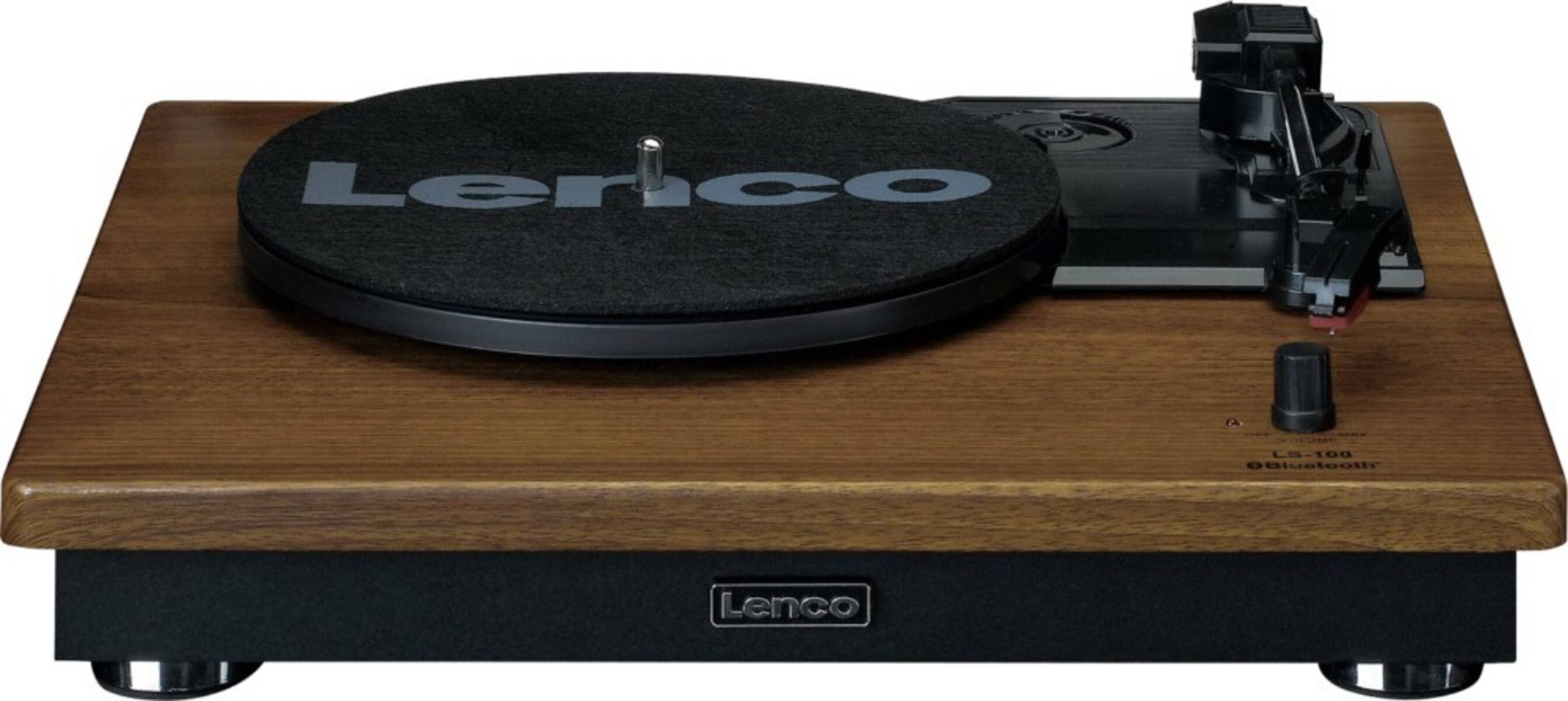Ein Holz-Plattenspieler mit einer schwarzen Plattenunterlage, auf der die Marke 'Lenco' zu sehen ist, mit einer silbernen Spindel in der Mitte.