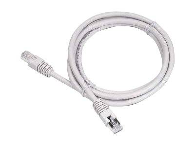 Weißes Ethernet-Kabel mit RJ45-Steckern aufgerollt auf einfachem Hintergrund.